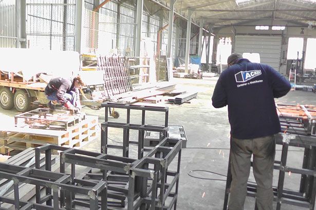 Schweißarbeiten in der Produktionshalle unserer Modulbauten und Containerbauten
