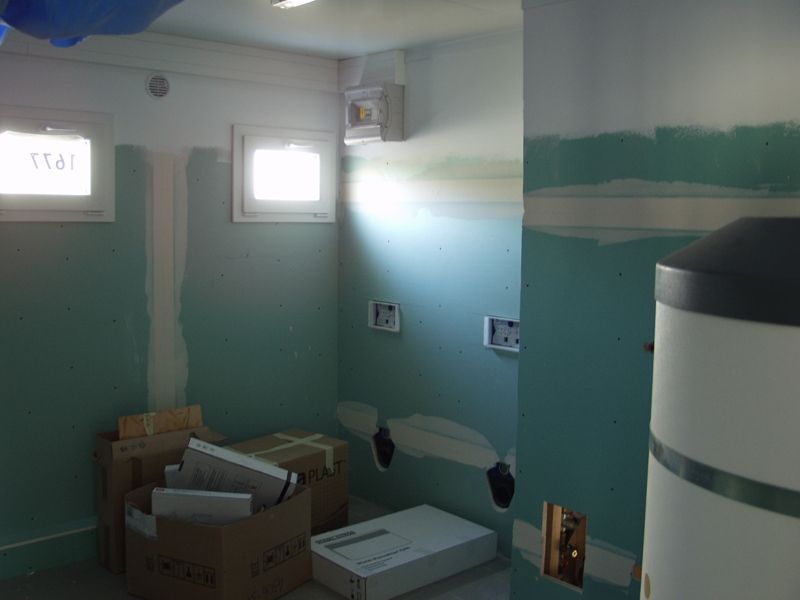 Auskleidung GK-Platte grün, bauseitiges Fliesen, vorbereitete Anschlüsse und Wandverstärkungen für bauseitiges Befestigen von mitgelieferten Sanitärkeramiken