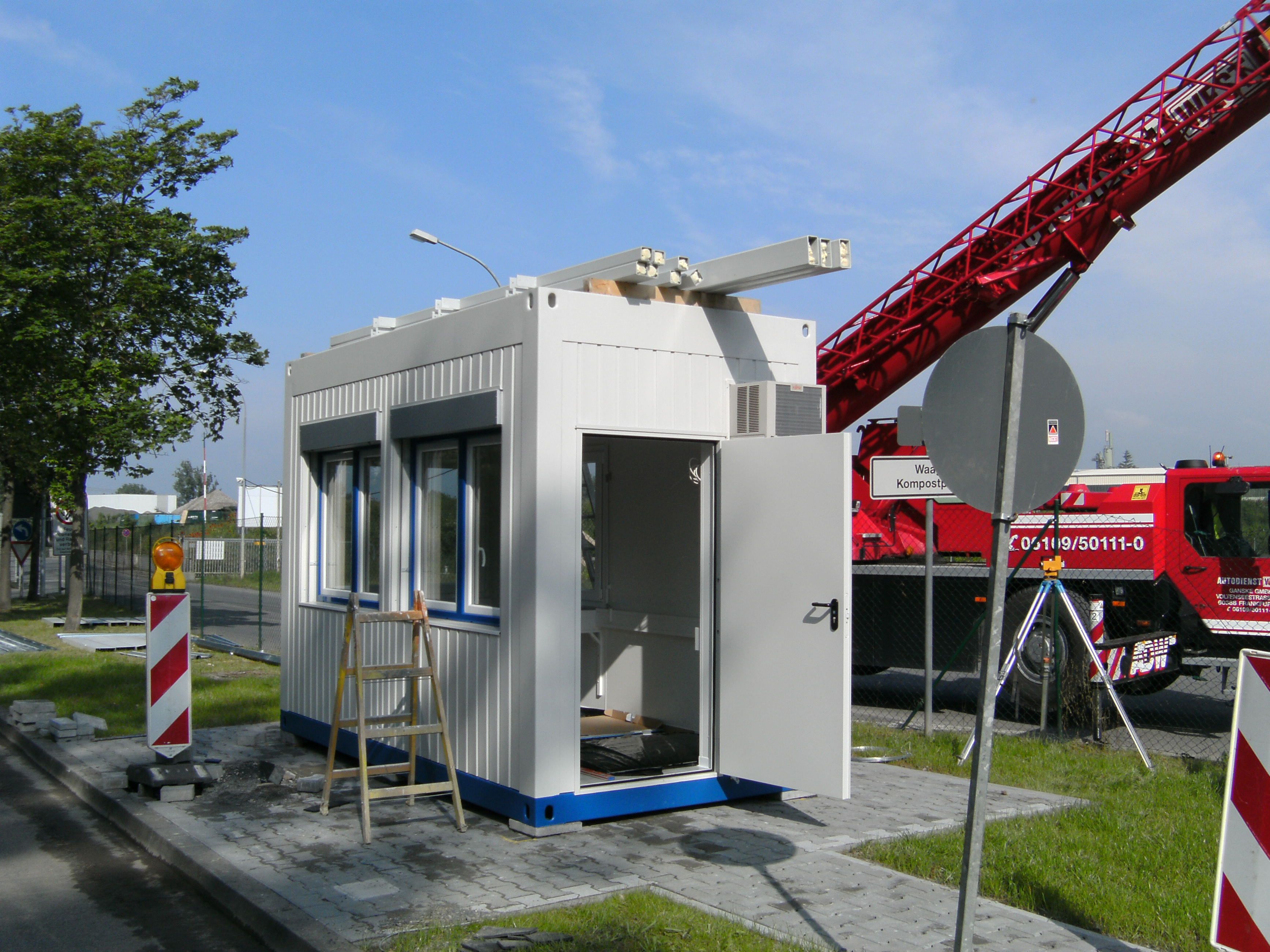 Dachmontage eines Mietcontainers. Acker Raum-Systeme GmbH.