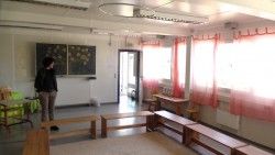 Blick in Klassenraum und Eingangbereich